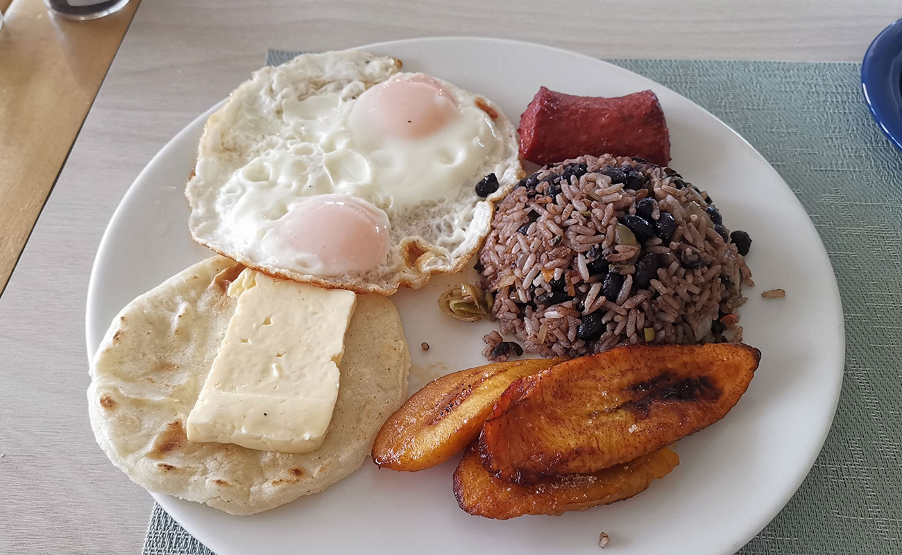Desayuno Candelaria Pinto Huevo Queso y Maduro / Restaurante la Candelaria 30082023