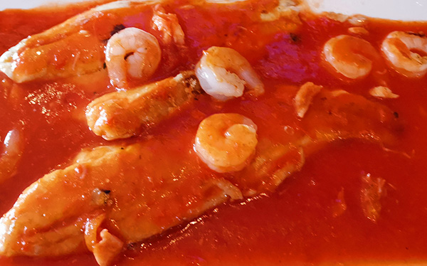 Pescado en Salsa de Tomate - Restaurante Super Mariscos